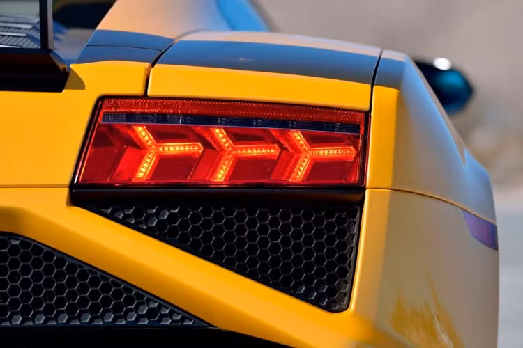 Giống như Super Trofeo, phiên bản Squadra Corse sử dụng bản 570 mã lực của động cơ Lamborghini V10 5.2L, kết hợp cùng hộp số E-gear 6 cấp mang đến khả năng tăng tốc từ 0 lên 100km/h trong vòng 3,4 giây và đạt tốc độ cực đại 325 km/h.