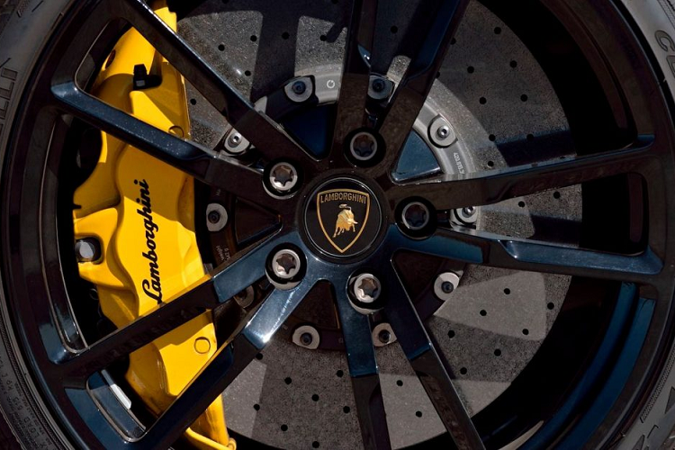 Các trang bị khác của Squadra Corse lấy cảm hứng từ xe đua, khiến nó khác biệt hoàn toàn so với những phiên bản Gallardo chạy phố hợp pháp khác cùng thời kỳ. Có thể kể đến sự hiện diện của cánh gió sau cỡ lớn – có tác dụng tăng lực ép xuống mặt đường lớn gấp 3 lần so với loại cánh gió tiêu chuẩn của xe Gallardo, và nắp động cơ có thể tháo rời với hệ thống nhả nhanh. Cả cánh gió sau và nắp khoang động cơ đều được làm vật liệu carbon khối lượng nhẹ.