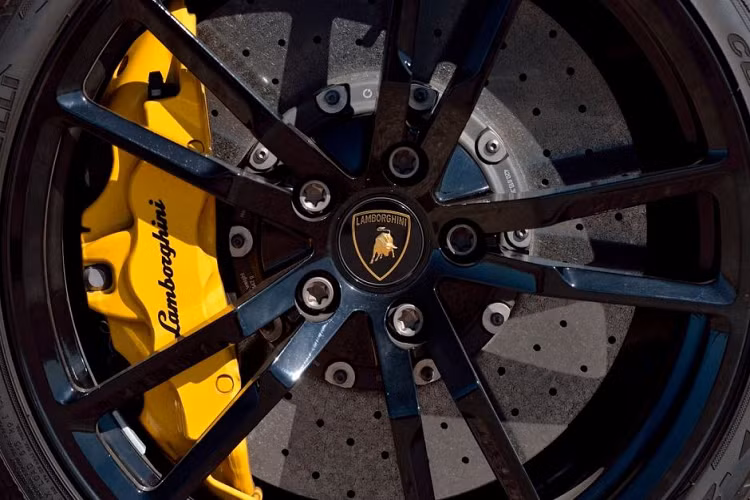 Các trang bị khác của Squadra Corse lấy cảm hứng từ xe đua, khiến nó khác biệt hoàn toàn so với những phiên bản Gallardo chạy phố hợp pháp khác cùng thời kỳ. Có thể kể đến sự hiện diện của cánh gió sau cỡ lớn – có tác dụng tăng lực ép xuống mặt đường lớn gấp 3 lần so với loại cánh gió tiêu chuẩn của xe Gallardo, và nắp động cơ có thể tháo rời với hệ thống nhả nhanh. Cả cánh gió sau và nắp khoang động cơ đều được làm vật liệu carbon khối lượng nhẹ.