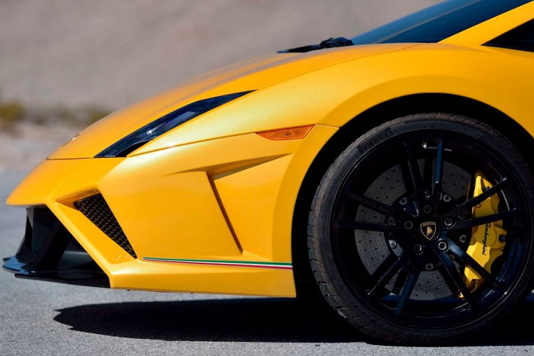 Về cơ bản, Gallardo LP 570-4 Squadra Corse thực chất chính là Gallardo LP 570-4 Super Trofeo nhưng được điều chỉnh lại cho phù hợp với việc vận hành trên đường giao thông hợp pháp.