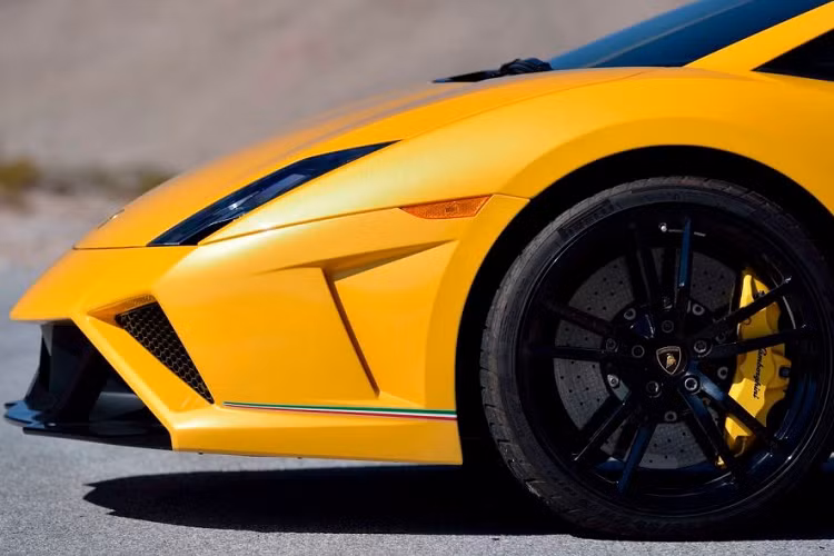 Về cơ bản, Gallardo LP 570-4 Squadra Corse thực chất chính là Gallardo LP 570-4 Super Trofeo nhưng được điều chỉnh lại cho phù hợp với việc vận hành trên đường giao thông hợp pháp.