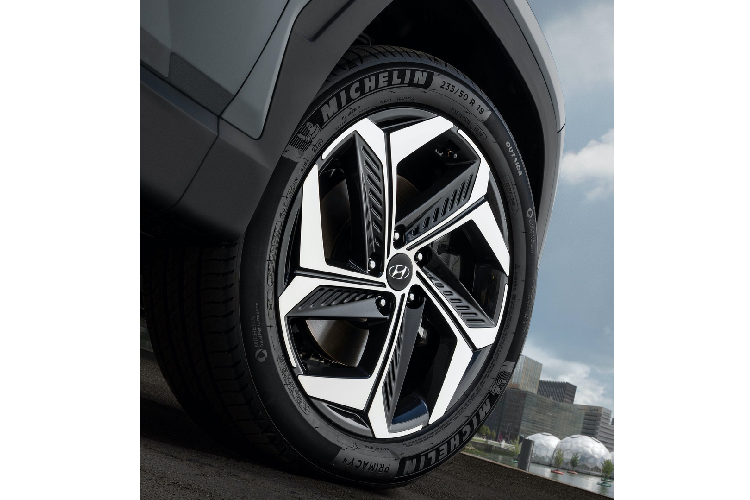 Hyundai chưa công bố các thông số kích thước của Tucson 2021. Hãng xe Hàn chỉ cho biết mẫu SUV thế hệ mới to hơn thế hệ cũ ở chiều dài, rộng và trục cơ sở. Tucson 2021 được trang bị bộ mâm 19 inch thiết kế mới.