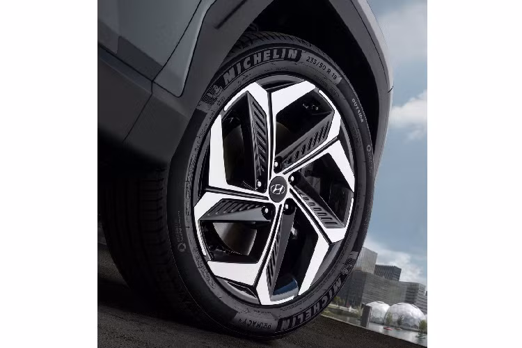 Hyundai chưa công bố các thông số kích thước của Tucson 2021. Hãng xe Hàn chỉ cho biết mẫu SUV thế hệ mới to hơn thế hệ cũ ở chiều dài, rộng và trục cơ sở. Tucson 2021 được trang bị bộ mâm 19 inch thiết kế mới.