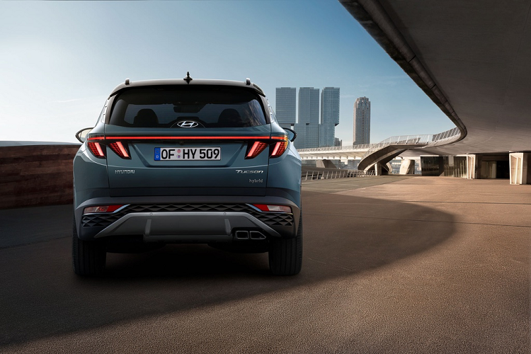 Tại Mỹ, Hyundai Tucson 2021 được trang bị động cơ xăng 2.5L 4 xy-lanh, sản sinh công suất 187 mã lực và mô-men xoắn 247 Nm. Đi kèm là hộp số tự động 8 cấp. Mẫu SUV có tùy chọn động cơ hybrid và plug-in hybrid sản sinh công suất 227 mã lực, mô-men xoắn 350 Nm.