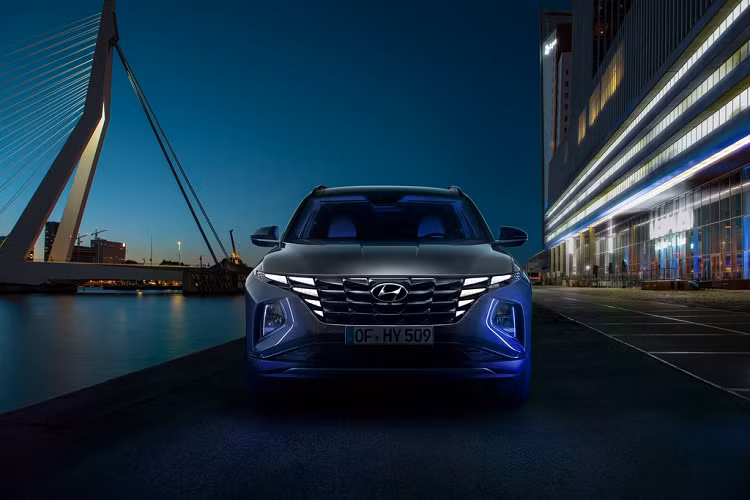 Mặt trước của mẫu xe crossover Hyundai Tucson 2021 được thiết kế lại với lưới tản nhiệt dạng cỡ lớn tích hợp hệ thống đèn daylight LED đặt ẩn (Parametric Hidden Lights).