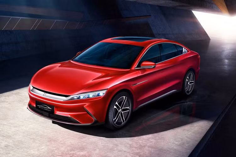 BYD Han chạy điện có 2 dòng sản phẩm, gồm dòng ưu tiên quãng đường di chuyển và dòng ưu tiên hiệu suất. Dòng xe ưu tiên quãng đường lại có 2 phiên bản có giá lần lượt là 32.900 USD và 36.500 USD.