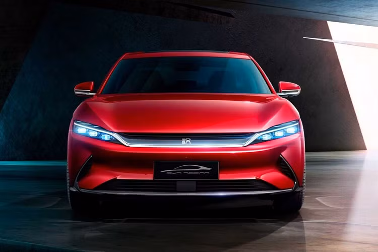 Giá xe BYD Han bản hiệu suất cao từ 40.000 USD, bổ sung thêm một động cơ điện phía sau mạnh 268 mã lực, mô-men xoắn 350 Nm. Tổng công suất của mẫu xe hiệu suất cao lên đến 487 mã lực và mô-men xoắn 680 Nm. Với sức mạnh này, xe có thể tăng tốc 0-100 km/h trong 3,9 giây, trở thành mẫu xe điện thương mại nhanh nhất của Trung Quốc. Do ưu tiên hiệu suất nên quãng đường di chuyển của phiên bản này ngắn lại - chỉ 550 km.