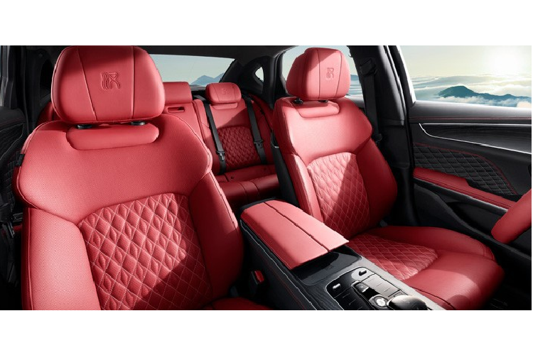 Về an toàn, BYD trang bị cho Han hàng loạt tính năng như kiểm soát hành trình thích ứng, cảnh báo va chạm phía trước, phanh tự động khẩn cấp, cảnh báo lệch làn đường, hỗ trợ giữ làn đường và nhận diện biển báo giao thông. Ngoài ra, một số tùy chọn an toàn khác như cảnh báo điểm mù, cảnh báo va chạm phía sau.