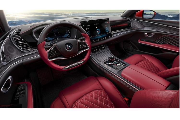 Ở bên trong, Han sở hữu bảng đồng hồ kỹ thuật số 12,3 inch và màn hình thông tin giải trí đặt rời kích thước lên đến 15,6 inch. Toàn bộ nội thất của Han được bọc da, kết hợp vật liệu gỗ và nhôm, ghế ngồi bọc da Nappa. Xe được trang bị sạc không dây, điều hòa 2 vùng độc lập, ghế lái tích hợp sưởi và làm mát.