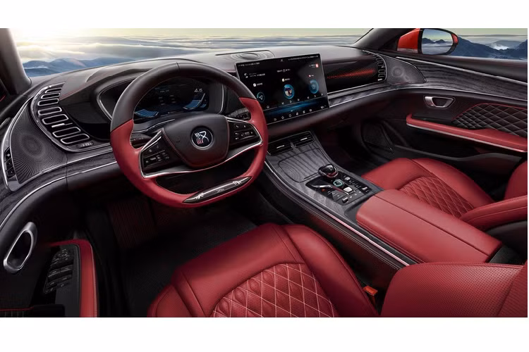 Ở bên trong, Han sở hữu bảng đồng hồ kỹ thuật số 12,3 inch và màn hình thông tin giải trí đặt rời kích thước lên đến 15,6 inch. Toàn bộ nội thất của Han được bọc da, kết hợp vật liệu gỗ và nhôm, ghế ngồi bọc da Nappa. Xe được trang bị sạc không dây, điều hòa 2 vùng độc lập, ghế lái tích hợp sưởi và làm mát.