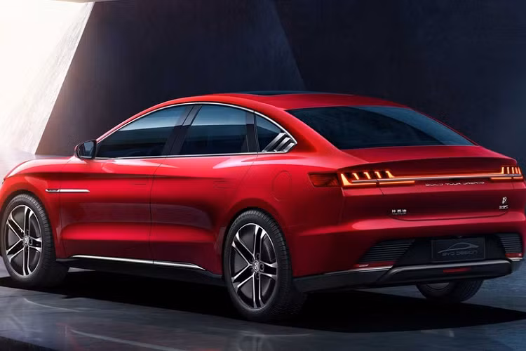 Cả 2 phiên bản đều sử dụng gói pin 76,9 kWh đi kèm động cơ điện đặt trước, sản sinh công suất 219 mã lực và mô-men xoắn 330 Nm. Chiếc sedan hạng sang tăng tốc 0-100 km/h trong 7,9 giây và có thể di chuyển quãng đường 605 km với pin đầy.