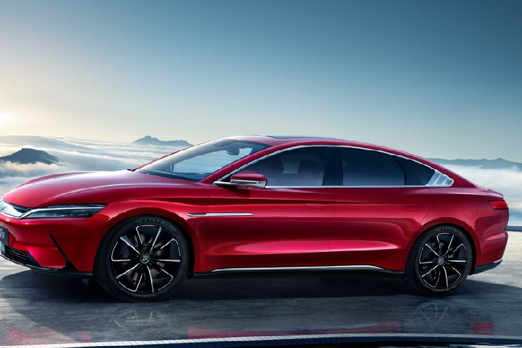 Với những khách hàng không thích xe điện, BYD cung cấp thêm phiên bản Han sử dụng động cơ hybrid, có giá từ 31.400 USD. Xe được trang bị động cơ tăng áp 2.0L mạnh 189 mã lực, mô-men xoắn 320 Nm và động cơ điện mạnh 241 mã lực, mô-men xoắn 330 Nm.