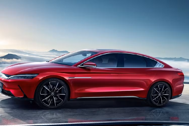 Với những khách hàng không thích xe điện, BYD cung cấp thêm phiên bản Han sử dụng động cơ hybrid, có giá từ 31.400 USD. Xe được trang bị động cơ tăng áp 2.0L mạnh 189 mã lực, mô-men xoắn 320 Nm và động cơ điện mạnh 241 mã lực, mô-men xoắn 330 Nm.