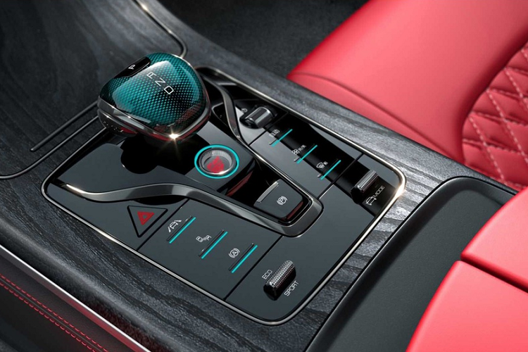 Với tổng công suất 430 mã lực và mô-men xoắn 650 Nm, Han phiên bản hybrid có thể tăng tốc 0-100 km/h trong 4,7 giây và trở thành chiếc sedan hybrid nhanh nhất Trung Quốc. Phiên bản này có thể vận hành 81 km khi chỉ sử dụng động cơ điện và lên đến hơn 800 km khi kết hợp cả xăng - điện.