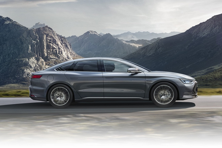 BYD Han có kích thước tương đồng với Tesla Model S. Các số đo dài x rộng x cao của Han lần lượt là 4.960 x 1.910 x 1.495 (mm), chiều dài cơ sở đạt 2.920 mm. Xe được trang bị hệ thống đèn chiếu sáng hoàn toàn bằng LED, tay nắm cửa ẩn và chìa khóa kỹ thuật số.