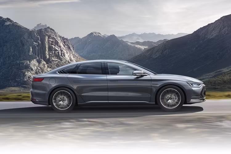 BYD Han có kích thước tương đồng với Tesla Model S. Các số đo dài x rộng x cao của Han lần lượt là 4.960 x 1.910 x 1.495 (mm), chiều dài cơ sở đạt 2.920 mm. Xe được trang bị hệ thống đèn chiếu sáng hoàn toàn bằng LED, tay nắm cửa ẩn và chìa khóa kỹ thuật số.