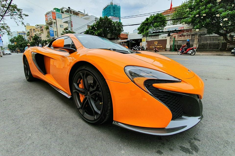 Siêu xe McLaren 650S Spider mới có mặt ở Cần Thơ sở hữu kiểu mui xếp cứng có thể "biến hình" từ bản Coupe sang xe mui trần trong thời gian 16 giây. Xe được trang bị động cơ V8, tăng áp kép, dung tích 3,8 lít, sản sinh công suất tối đa 641 mã lực và mô-men xoắn cực đại 680 Nm. 