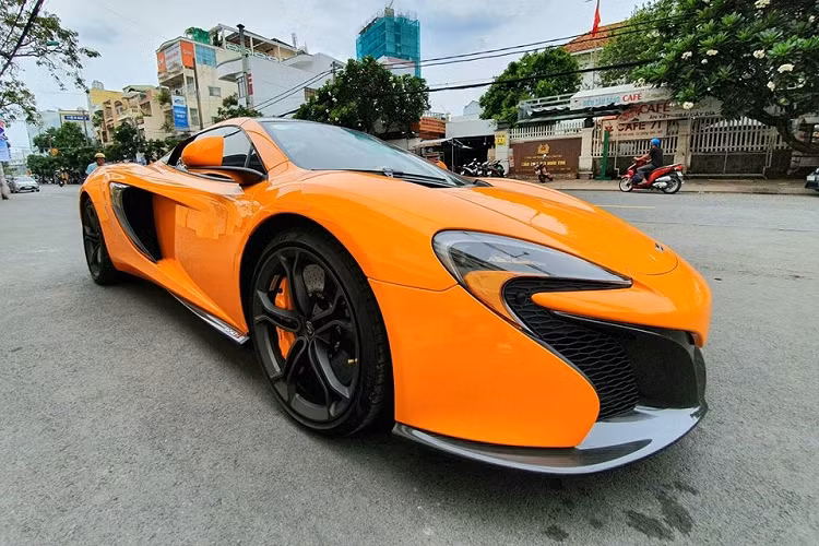 Siêu xe McLaren 650S Spider mới có mặt ở Cần Thơ sở hữu kiểu mui xếp cứng có thể "biến hình" từ bản Coupe sang xe mui trần trong thời gian 16 giây. Xe được trang bị động cơ V8, tăng áp kép, dung tích 3,8 lít, sản sinh công suất tối đa 641 mã lực và mô-men xoắn cực đại 680 Nm. 