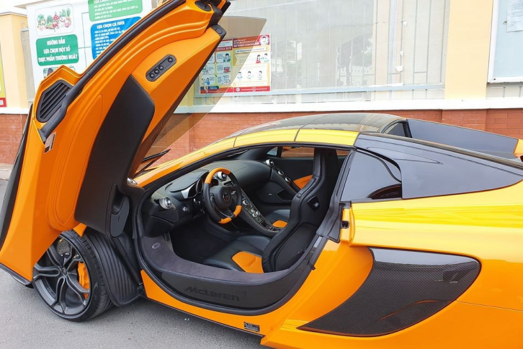 Tốc độ tối đa của siêu xe mui trần này là 328 km/h, con số trên McLaren 650S Coupe là 333 km/h. Cách đây 4 năm, giá xe McLaren 650S Spider tại Việt Nam khoảng hơn 16 tỷ đồng, nhưng hiện giá trị chiếc xe này vào khoảng gần 12 tỷ đồng.