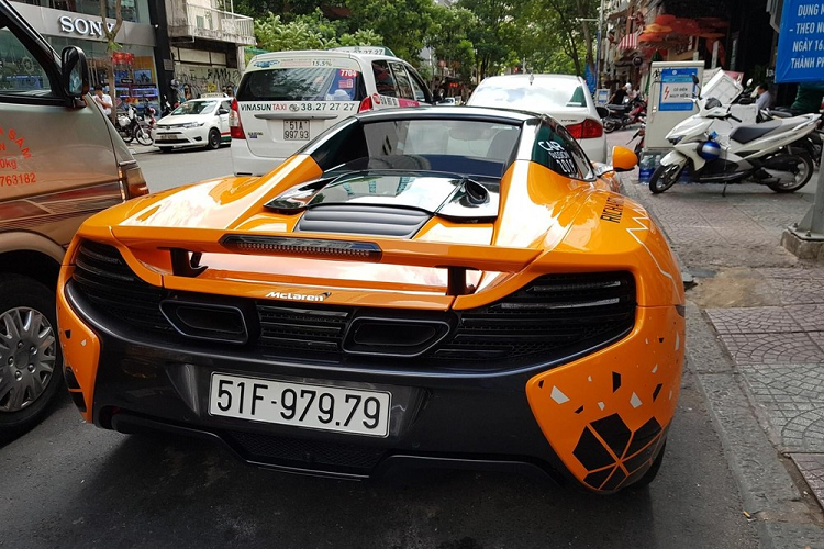 Chưa đầy 1 tuần xuất hiện tại Cần Thơ, chiếc siêu xe McLaren 650S Spider màu cam đã được chủ nhân cho đăng ký biển số mới với đầu số 65A. Như vậy, đây là chiếc siêu xe mui trần McLaren 650S Spider đầu tiên đeo biển số của Cần Thơ. Tuy nhiên, việc đăng ký biển số mới này đã khiến không ít người tiếc biển đẹp trước đó của xe là 51F-979.79.