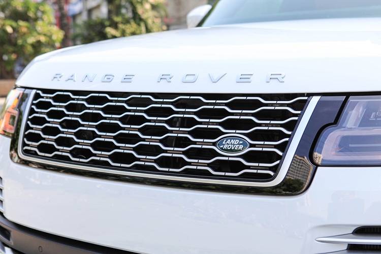 Range Rover Autobiography LWB 2020 mới vẫn có khuôn hình tổng thể vuông vức, cao lớn và các chi tiết nhận diện đặc trưng ở mặt ca-lăng, cụm đèn trước/sau hay dải LED ban ngày. Xe được trang bị đèn pha LED với công nghệ laser, bộ mâm đa chấu 2 tone màu kích cỡ 22 inch. Logo chữ "L" đặt ở trụ A - biểu thị cho phiên bản LWB. 