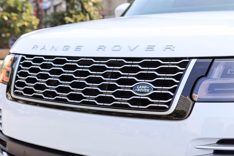 Range Rover Autobiography LWB 2020 mới vẫn có khuôn hình tổng thể vuông vức, cao lớn và các chi tiết nhận diện đặc trưng ở mặt ca-lăng, cụm đèn trước/sau hay dải LED ban ngày. Xe được trang bị đèn pha LED với công nghệ laser, bộ mâm đa chấu 2 tone màu kích cỡ 22 inch. Logo chữ "L" đặt ở trụ A - biểu thị cho phiên bản LWB. 