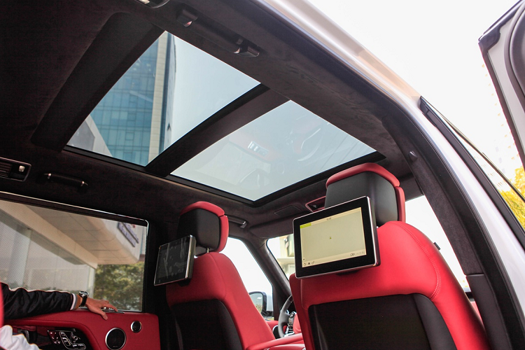 Chiếc Range Rover Autobiography LWB 2020 trong bài viết là biến thể P400, sử dụng động cơ 3.0L, công suất 394 mã lực, mô-men xoắn 550 Nm, hộp số tự động 8 cấp và hệ dẫn động 4WD. Xe tăng tốc 0-100 km/h trong 6,3 giây trước khi đạt tốc độ tối đa 225 km/h. 