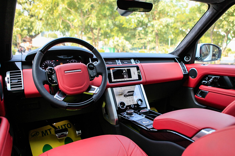 Nội thất của xe có phối màu đen/đỏ với tone đỏ chủ đạo. Khoang lái mang hơi hướm sang trọng, giàu tính công nghệ với điểm nhấn là cặp màn hình cảm ứng cỡ lớn ở trung tâm táp-lô - kiểu thiết kế tương tự Evoque và Velar mới.