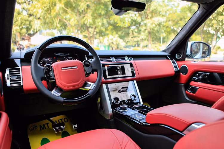 Nội thất của xe có phối màu đen/đỏ với tone đỏ chủ đạo. Khoang lái mang hơi hướm sang trọng, giàu tính công nghệ với điểm nhấn là cặp màn hình cảm ứng cỡ lớn ở trung tâm táp-lô - kiểu thiết kế tương tự Evoque và Velar mới.
