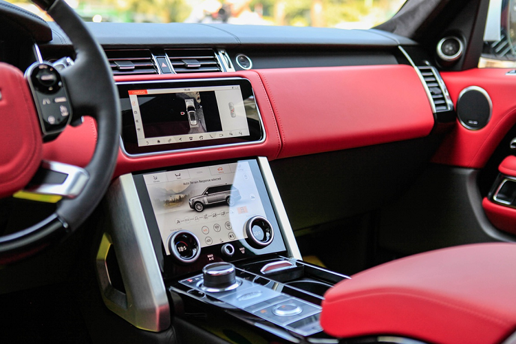 Một số tiện nghi đáng chú ý khác của Range Rover Autobiography LWB 2020 gồm có điều hòa tự động 4 vùng độc lập, cửa sổ trời toàn cảnh, 19 loa Meridian, màn hình hàng ghế sau, rèm che nắng, camera 360 độ và màn hình hiển thị trên kính lái.