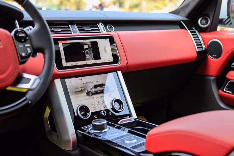 Một số tiện nghi đáng chú ý khác của Range Rover Autobiography LWB 2020 gồm có điều hòa tự động 4 vùng độc lập, cửa sổ trời toàn cảnh, 19 loa Meridian, màn hình hàng ghế sau, rèm che nắng, camera 360 độ và màn hình hiển thị trên kính lái.