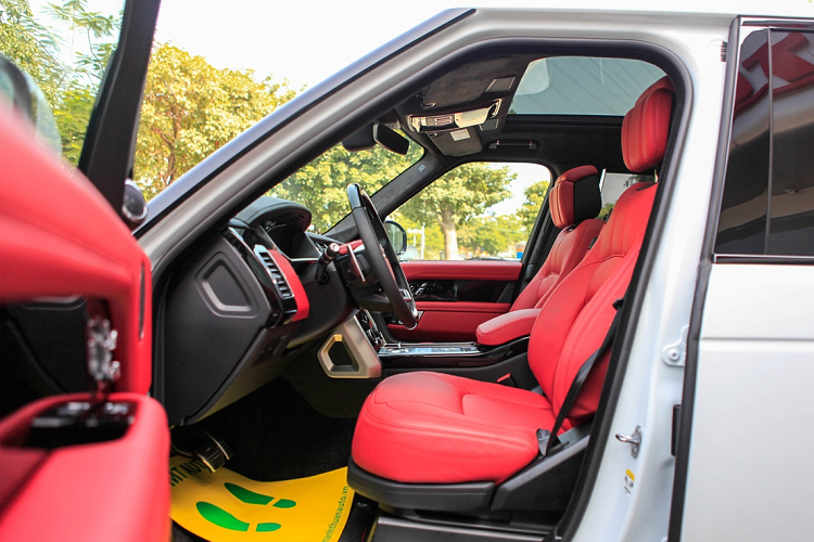 Cabin xe sử dụng nhiều vật liệu cao cấp như gỗ, da và crôm. Ghế ngồi có đầy đủ tiện nghi như sưởi, thông gió, massage, chỉnh điện đa hướng và nhớ 3 vị trí. 
