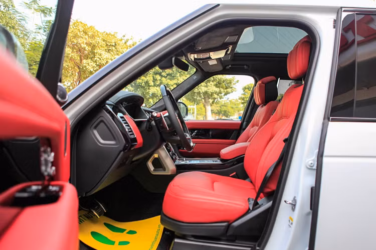 Cabin xe sử dụng nhiều vật liệu cao cấp như gỗ, da và crôm. Ghế ngồi có đầy đủ tiện nghi như sưởi, thông gió, massage, chỉnh điện đa hướng và nhớ 3 vị trí. 