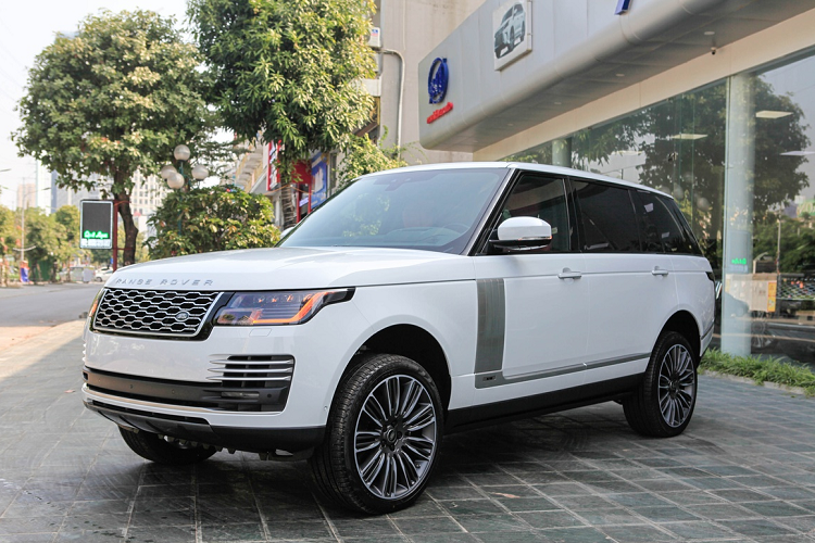 Giá xe Range Rover Autobiography LWB P400 2020 hiện có giá bán trên 10 tỷ đồng tại đại lý tư nhân. Các đối thủ cạnh tranh với mẫu xe này có thể kể đến như Cadillac Escalade hay Lincoln Navigator, hai mẫu SUV này có giá bán ở showroom nhập khẩu tư nhân tại Việt Nam từ khoảng 10 tỷ đồng.