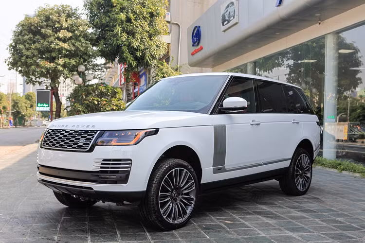 Giá xe Range Rover Autobiography LWB P400 2020 hiện có giá bán trên 10 tỷ đồng tại đại lý tư nhân. Các đối thủ cạnh tranh với mẫu xe này có thể kể đến như Cadillac Escalade hay Lincoln Navigator, hai mẫu SUV này có giá bán ở showroom nhập khẩu tư nhân tại Việt Nam từ khoảng 10 tỷ đồng.