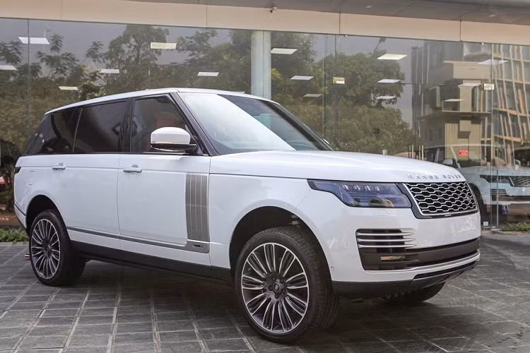 Chiếc Range Rover trong bài viết thuộc phiên bản Autobiography với trục cơ sở được kéo dài (LWB). Xe có các thông số dài x rộng x cao tương ứng 5.199 x 2.220 x 1.840 (mm), chiều dài cơ sở 3.120 mm.