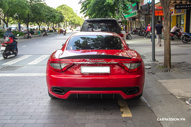 Phía sau, ống xả được làm bằng sợi carbon được đặt đối xứng hai bên, phần giữa là bộ khuếch tán. Đền hậu sử dụng công nghệ LED với thiết kế ba cạnh. Cánh gió nhỏ được làm bằng sợi carbon và sơn logo “MC Sport Line”. Nhiều chi tiết khác như líp hông, ốp gương, tay nắm cửa cũng được làm bằng sợi carbon.