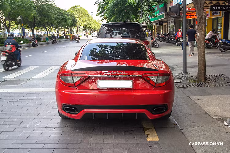 Phía sau, ống xả được làm bằng sợi carbon được đặt đối xứng hai bên, phần giữa là bộ khuếch tán. Đền hậu sử dụng công nghệ LED với thiết kế ba cạnh. Cánh gió nhỏ được làm bằng sợi carbon và sơn logo “MC Sport Line”. Nhiều chi tiết khác như líp hông, ốp gương, tay nắm cửa cũng được làm bằng sợi carbon.