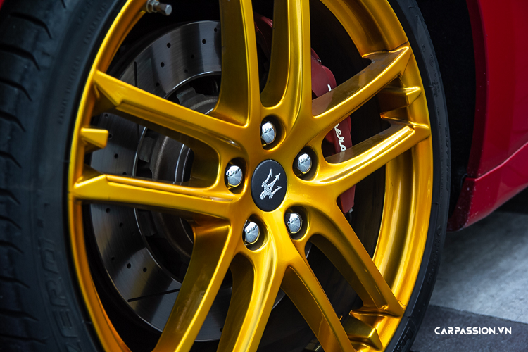 Sau một thời gian sử dụng, chiếc xe đã được chủ nhân lựa chọn màu sắc vàng gold nổi bật cho bộ mâm xe 5 chấu kép có kích thước 20 inch. Các chấu của bộ mâm đều được thiết kế lấy cảm hứng từ chính logo cây đinh ba nổi tiếng của thương hiệu. Với phối màu mâm mới, chiếc xe trở nên cực kỳ nổi bật, thậm chí là mang trên mình một vẻ ngoài đầy “lạ mắt”.