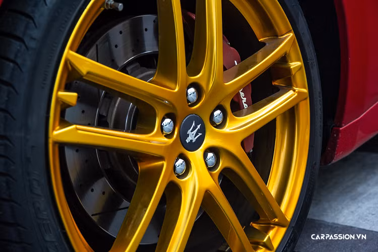 Sau một thời gian sử dụng, chiếc xe đã được chủ nhân lựa chọn màu sắc vàng gold nổi bật cho bộ mâm xe 5 chấu kép có kích thước 20 inch. Các chấu của bộ mâm đều được thiết kế lấy cảm hứng từ chính logo cây đinh ba nổi tiếng của thương hiệu. Với phối màu mâm mới, chiếc xe trở nên cực kỳ nổi bật, thậm chí là mang trên mình một vẻ ngoài đầy “lạ mắt”.