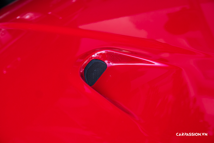 Ngoài ra, chiếc xe còn được trang bị một số chi tiết ốp chất liệu carbon như phần gương xe, cánh gió nhỏ phía sau,…đem lại một vẻ ngoài hoàn thiện hơn cho chiếc xe thể thao sang trọng đến từ Ý. 