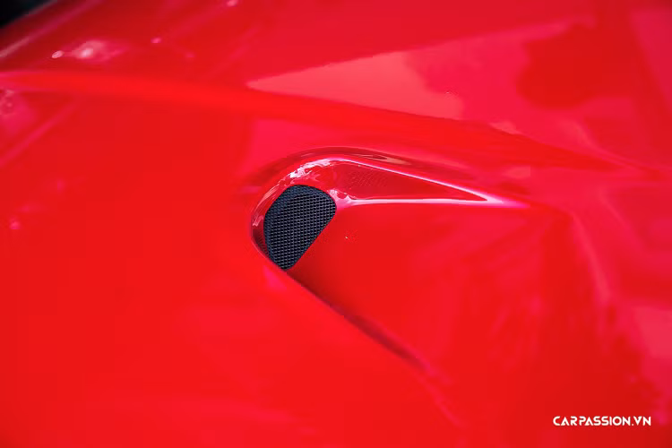 Ngoài ra, chiếc xe còn được trang bị một số chi tiết ốp chất liệu carbon như phần gương xe, cánh gió nhỏ phía sau,…đem lại một vẻ ngoài hoàn thiện hơn cho chiếc xe thể thao sang trọng đến từ Ý. 