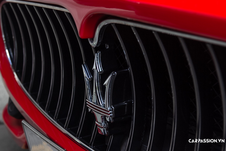 Xe thể thao Maserati GranTurismo Sport sở hữu cản trước với ba hốc gió được phân chia rõ ràng. Hai hốc gió hai bên vuốt cao, tạo cảm giác khỏe khoắn cho xe. Logo “đinh ba” đặt giữa lưới tản nhiệt, trên GranTurismo, logo này sẽ có hai đường sọc đỏ chạy ngang đặc trưng. Đèn pha bi-xenon với dải đèn LED chạy ngày đặt dọc.