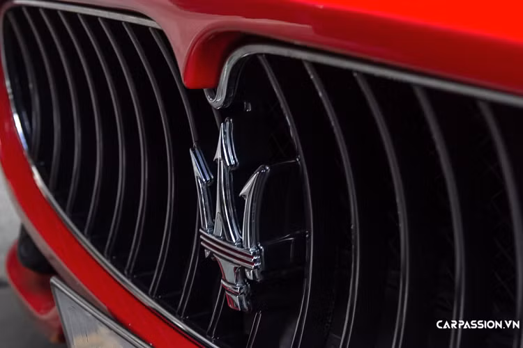 Xe thể thao Maserati GranTurismo Sport sở hữu cản trước với ba hốc gió được phân chia rõ ràng. Hai hốc gió hai bên vuốt cao, tạo cảm giác khỏe khoắn cho xe. Logo “đinh ba” đặt giữa lưới tản nhiệt, trên GranTurismo, logo này sẽ có hai đường sọc đỏ chạy ngang đặc trưng. Đèn pha bi-xenon với dải đèn LED chạy ngày đặt dọc.