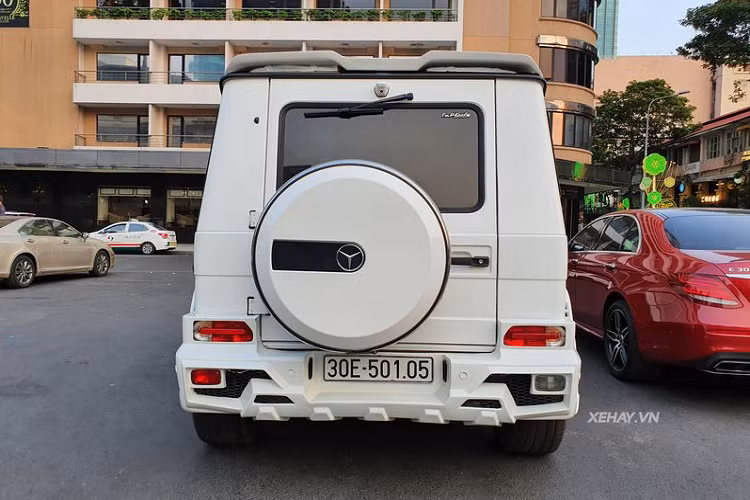 Nhằm gia tăng sự hầm hố cho phần thân xe, nhà độ Nhật Bản Wald International cũng không quên trang bị cho xe cặp mâm đa chấu, sơn đen nhám với kích thước lớn tương phản với màu sơn trắng ngoại thất.