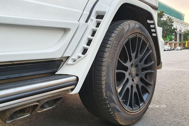 Về tổng thể, Mercedes-Benz G-Class Wald International độ trong bài viết vẫn sở hữu phong cách vuông vức, cổ điển và nam tính đặc trưng. Bản độ W463 Sports Line Black Bisosn Edition chỉ can thiệp vào việc thay đổi một số chi tiết như bộ cản dưới trước/sau mới, hốc gió bên hông rộng, tích hợp đèn LED định vị ở cản dưới, mang cá trên vòm bánh xe, chụp ống xả kép hình bình hành, mâm xe mới hay cánh lướt gió phía sau...