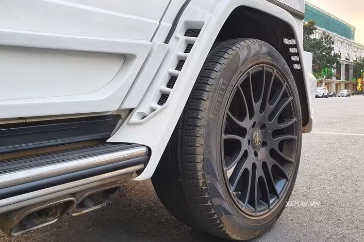 Về tổng thể, Mercedes-Benz G-Class Wald International độ trong bài viết vẫn sở hữu phong cách vuông vức, cổ điển và nam tính đặc trưng. Bản độ W463 Sports Line Black Bisosn Edition chỉ can thiệp vào việc thay đổi một số chi tiết như bộ cản dưới trước/sau mới, hốc gió bên hông rộng, tích hợp đèn LED định vị ở cản dưới, mang cá trên vòm bánh xe, chụp ống xả kép hình bình hành, mâm xe mới hay cánh lướt gió phía sau...