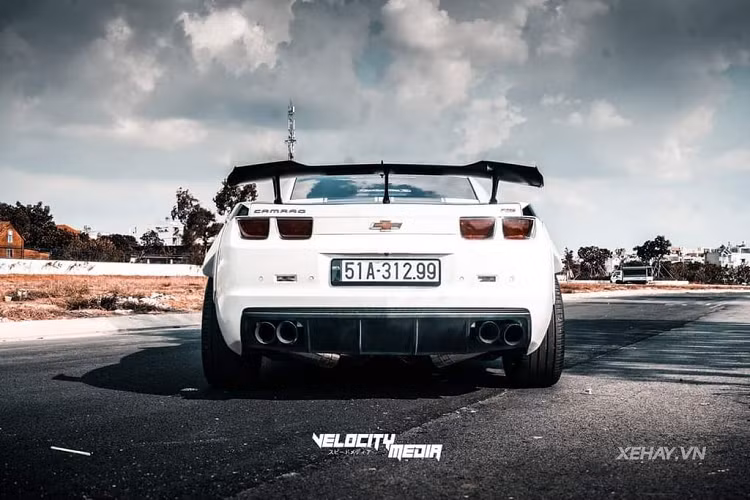 Được biết, chủ nhân của chiếc Chevrolet Camaro RS đời 2010 này đã nâng cấp hệ thống ống xả của xe nhằm mang tới những âm thanh đầy cảm xúc và phấn khích hơn nữa. Ngoài ra, phần mâm xe 5 chấu sơn đen được giữ lại nguyên bản.