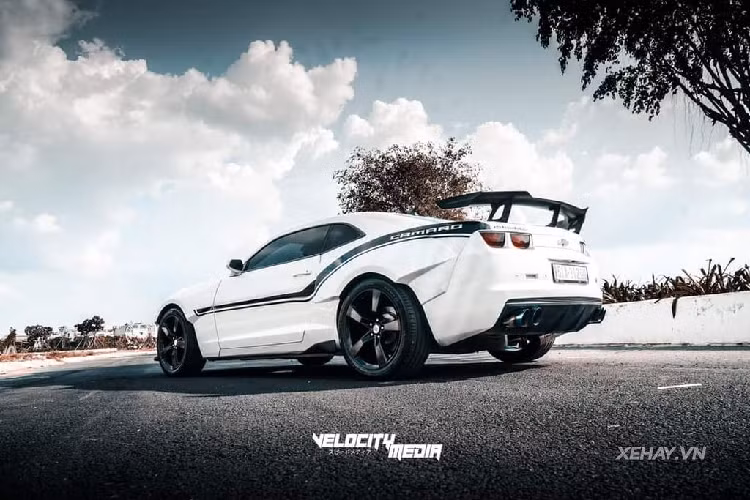 Bên cạnh đó, chủ xe cũng thêm một vài điểm nhấn màu đen trên bề mặt xe như sọc đôi ở nắp ca-pô, hoạ tiết móng vuốt ở cặp đèn chiếu sáng trước... Tất cả điều đó kết hợp cùng nước sơn trắng của chiếc Chevrolet Camaro RS mang tới cái nhìn khó có thể cưỡng lại.