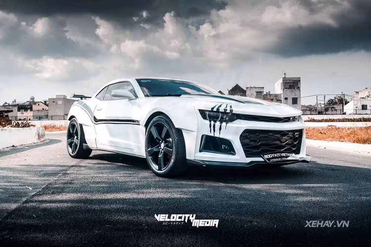 Chiếc Chevrolet Camaro bản độ trong bài viết thuộc phiên bản RS năm 2010, tức đã trải qua hơn 10 năm lăn bánh. Tuy vậy, chiếc xe cho tới thời điểm hiện tại vẫn giữ được nguyên những giá trị cốt lõi của nó. Để gia tăng thêm vẻ thẩm mỹ bên ngoài, chủ nhân của chiếc Chevrolet Camaro RS này đã đầu tư để độ lại một số chi tiết ngoại thất nhằm mang tới diện mạo mới mẻ và bắt mắt hơn.